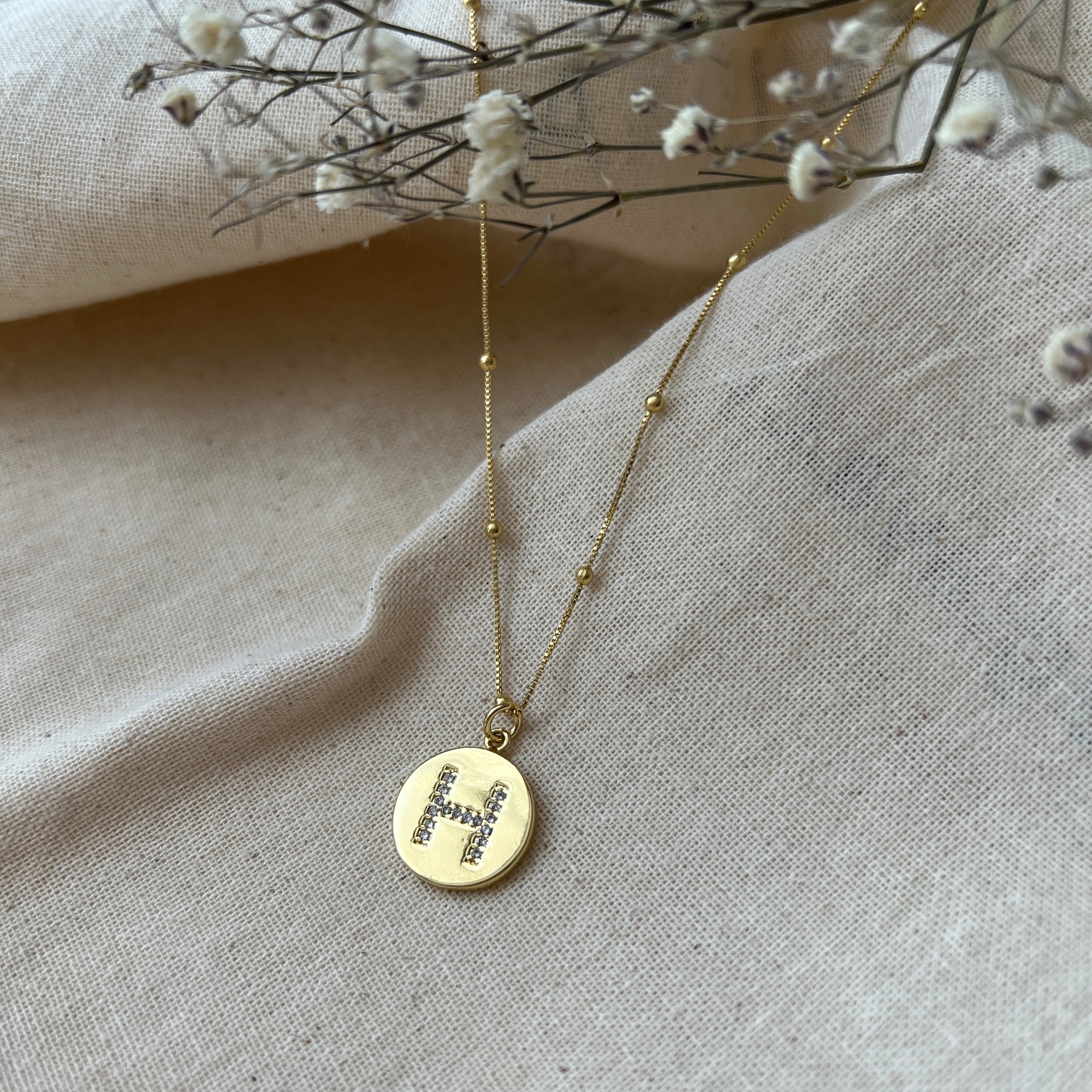Collar letra H circones