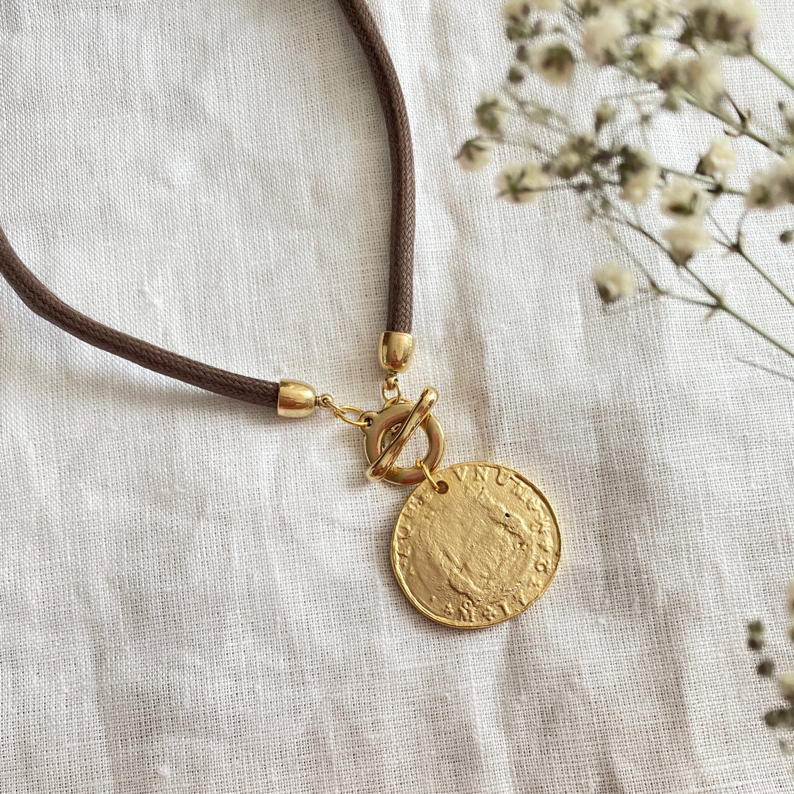 Collar Moneda Broche Roma