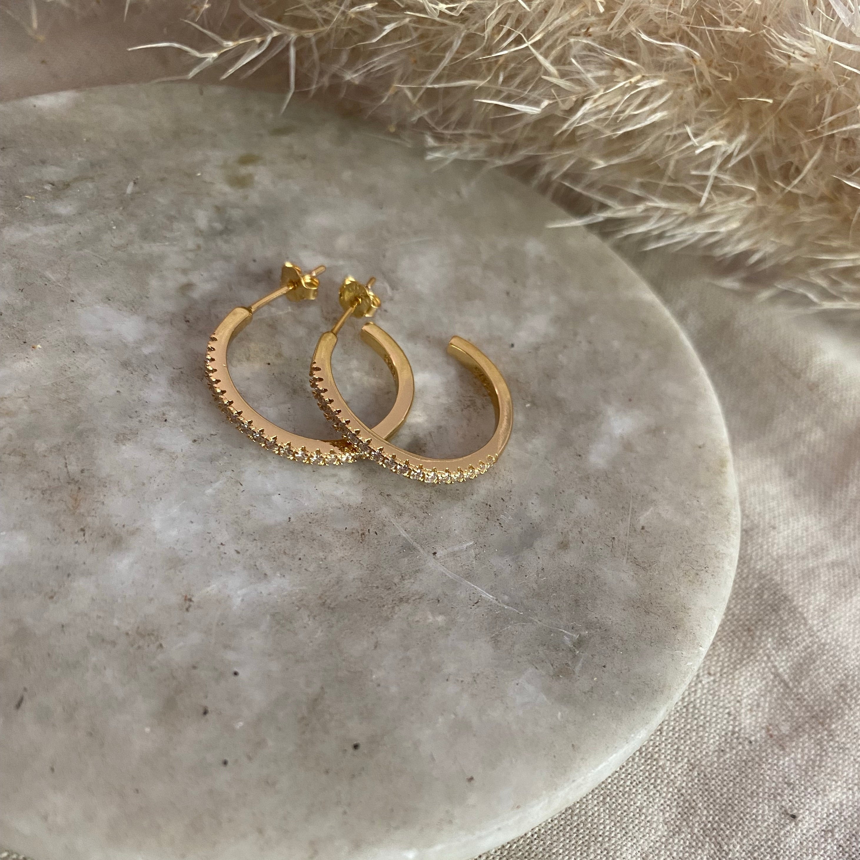 Argollas rectas circones engastados