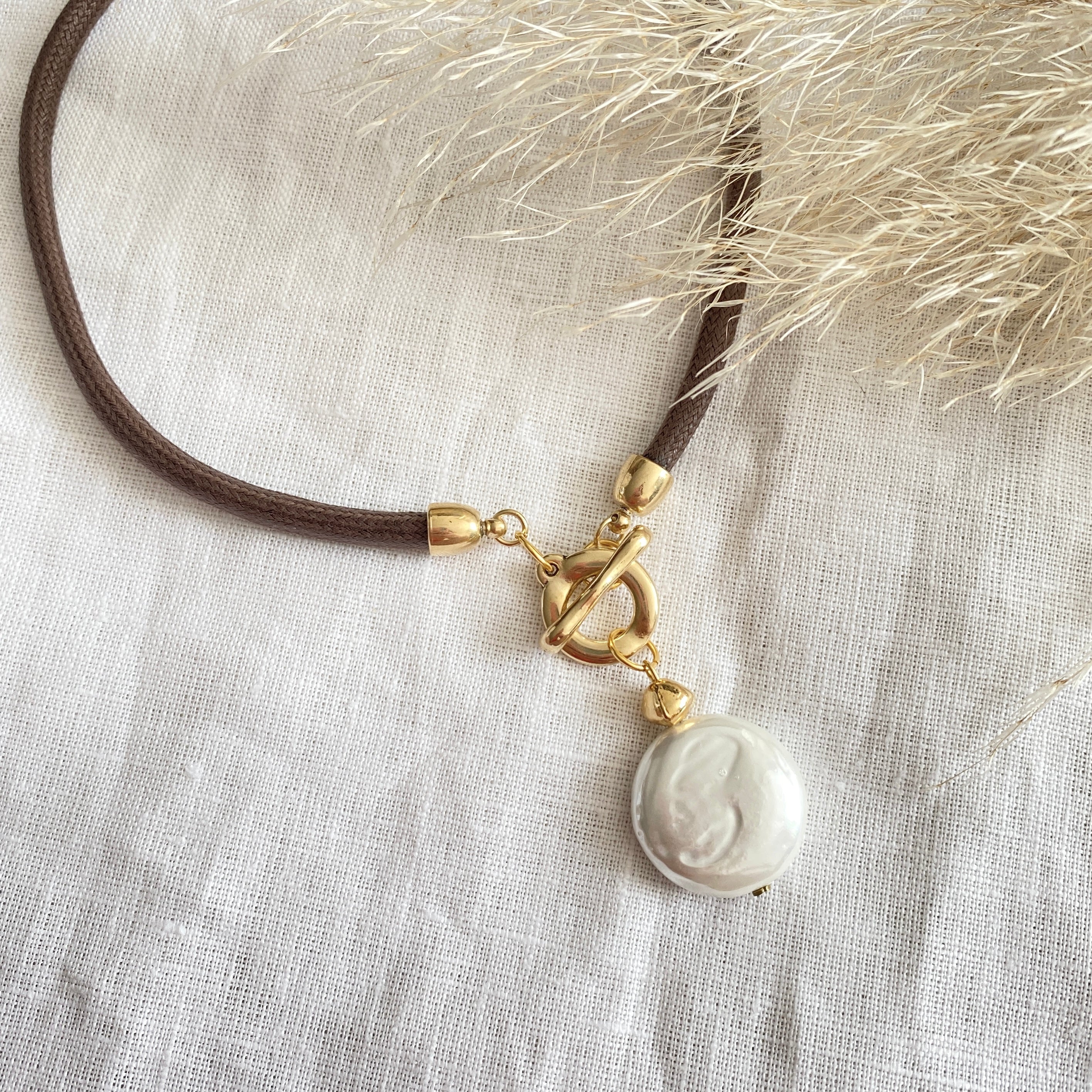 Collar café con perla
