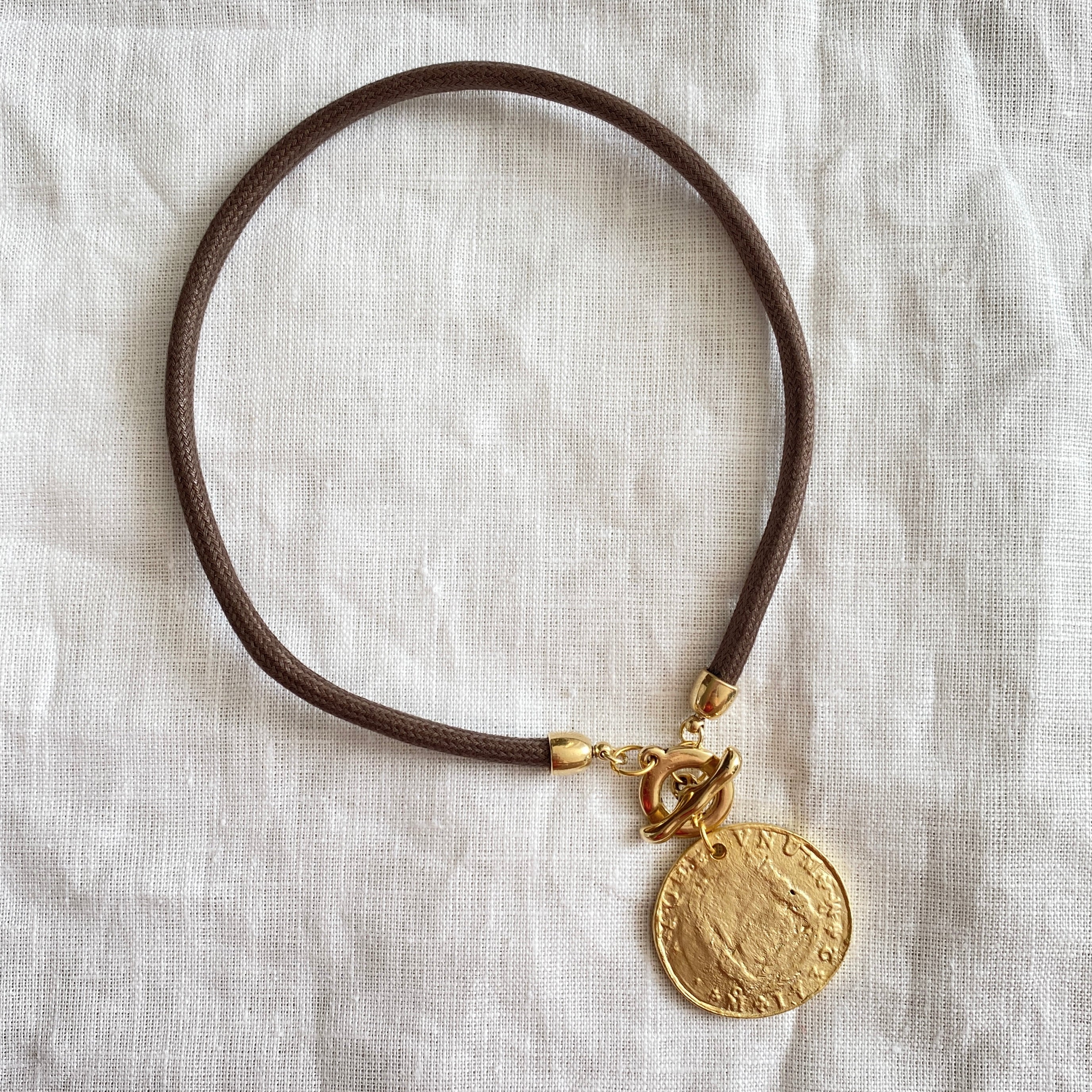 Collar Moneda Broche Roma