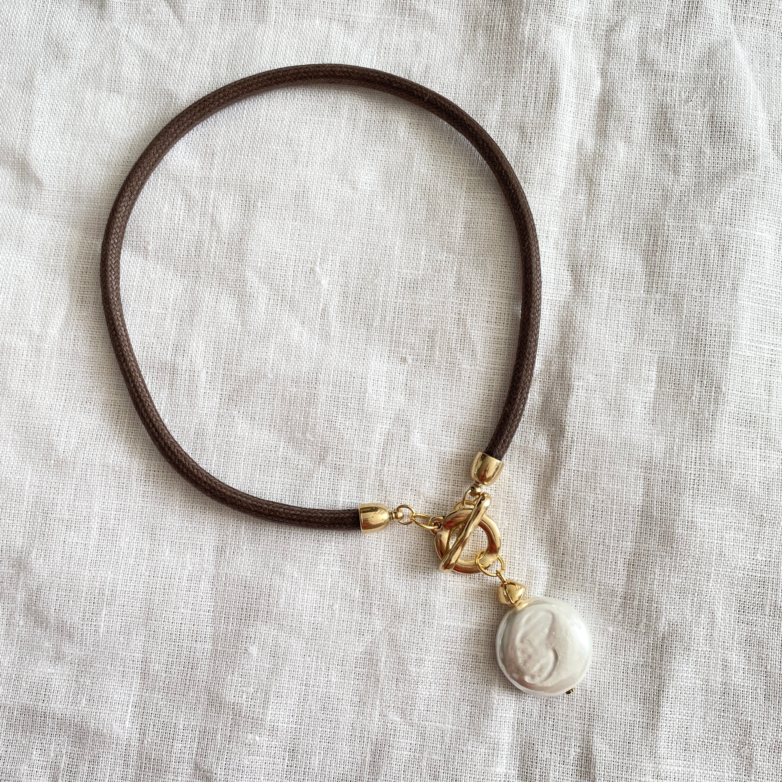 Collar café con perla